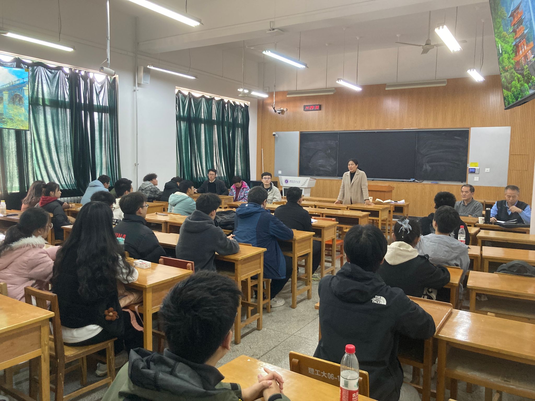 永利集团官网入口召开大一、大二员工座谈会